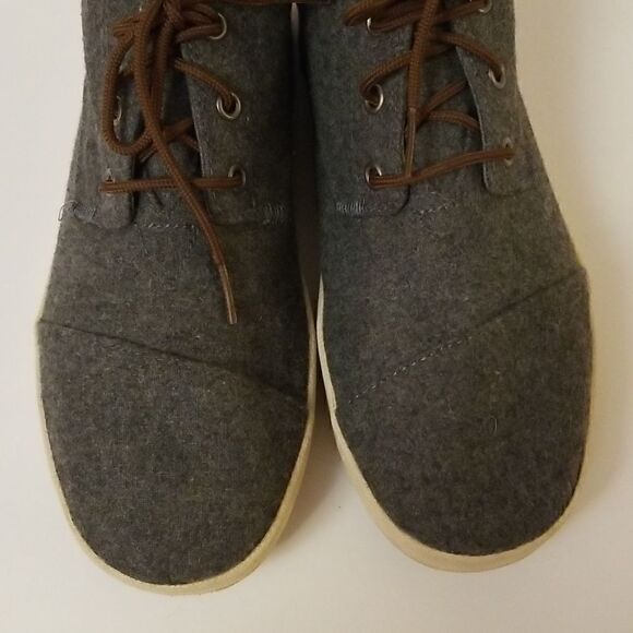 Tom's grey lace up shoes. Size 9. - Picture 2 of 8
